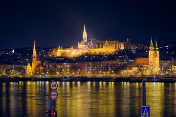 Obraz premium Fisherman's Bastion in Budapest at night.