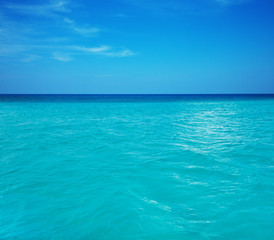 Fototapeta na wymiar Beautiful sky and blue sea. sea beach