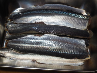 三枚おろしにしたウルメイワシ