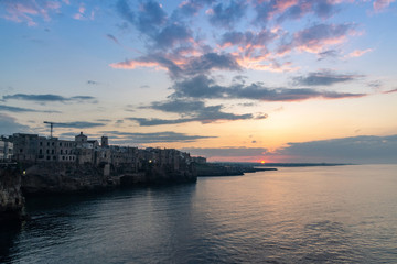 Tramonto sul mare mediterraneo in estate 