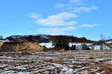 Mining plant in an open sand pit for the production of crushed stone, sand and gravel for use in industry and construction.