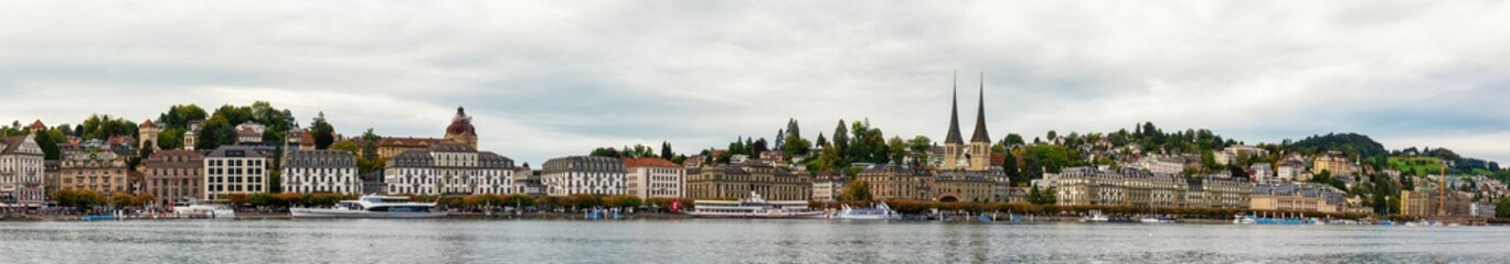Fototapeta na wymiar Panoramic view of the Luzern promenade