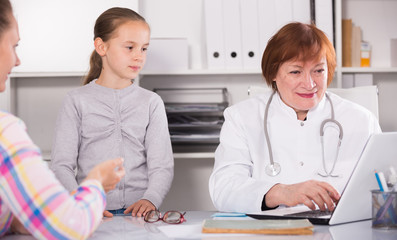 Obraz premium Doctor leading medical appointment