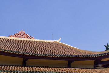 Naklejka premium roof of a buddhist temple against the sky on a sunny day