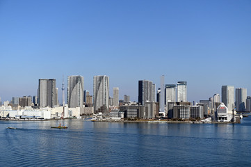 ２０２０年東京オリンピックの年の東京の風景　澄んだ青空と１月の東京湾を行き交う船