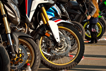 Obraz premium Motorcycle wheel closeup. Motorcycle metal parts. Biker meeting in the city.