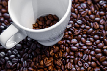 Kaffebohnen und Tasse als Hintergrund 