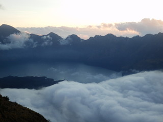 Fototapeta na wymiar Mont Rinjani volcan lac