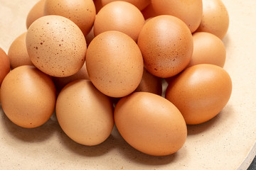 OVOS MARROM ORGÂNICO VÁRIOS OVOS EM UM RECIPIENTE CERÂMICO