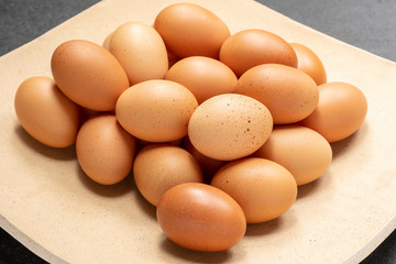 OVOS MARROM ORGÂNICO VÁRIOS OVOS EM UM RECIPIENTE CERÂMICO