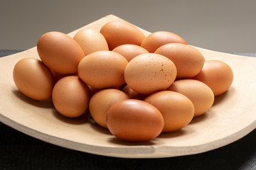 OVOS MARROM ORGÂNICO VÁRIOS OVOS EM UM RECIPIENTE CERÂMICO