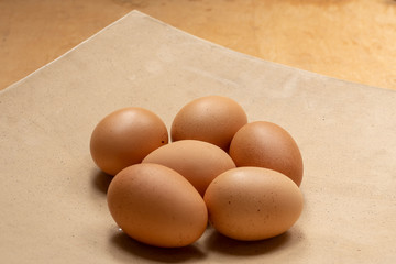 OVOS MARROM ORGÂNICO SEIS OVOS EM UM RECIPIENTE CERÂMICO