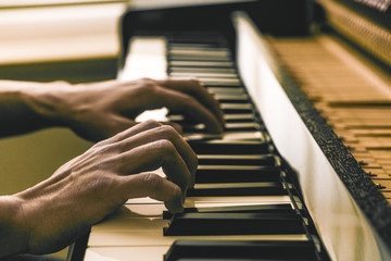 Fototapeta na wymiar man's hands with the piano