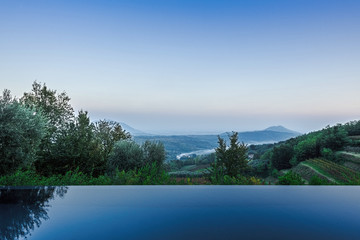 Fototapeta na wymiar View of the Este valley from the edge of the pool.