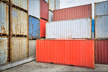 Container lagern im Industriehafen