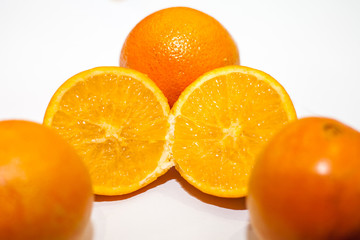 Naranjas frutas frescas en fondo blanco