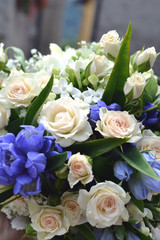 Bouquet nuziale con fiori bianchi e blu