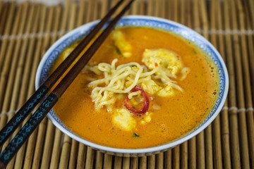 soupe laksa au poulet avec nouilles