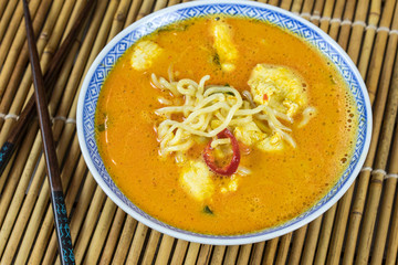 soupe laksa au poulet avec nouilles