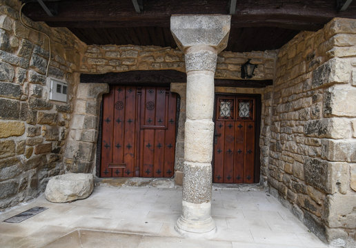 Portico with central column in a house of Uju&eacute;, in Navarra