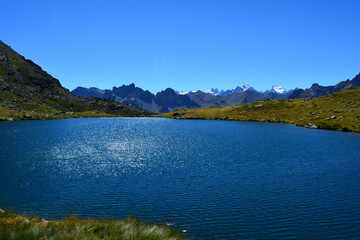 Obraz premium lac d'altitude en montagne