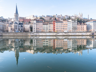 Fototapeta na wymiar Lyon : reflet sur la Saone et le vieux Lyon, avec l'église Saint Georges et la basilique de Fourvière