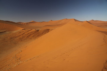 piasek i niebo na pustyni namib w namibii © KOLA  STUDIO