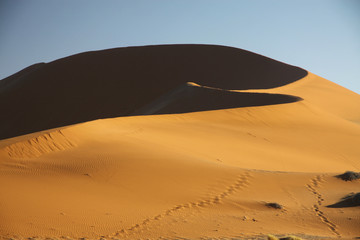 piasek i niebo na pustyni namib w namibii
