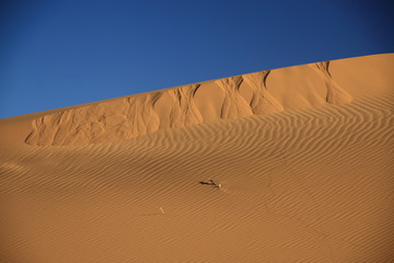 piasek i niebo na pustyni namib w namibii © KOLA  STUDIO