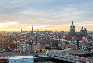 Obraz premium Golden winter sunset overlooking the Amsterdam Netherlands skyline