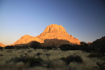 najwyższy szczyt namibii spitzkoppe w górach pontoku o zachodzie słońca