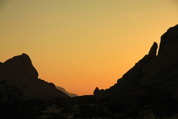 złoty zachód słońca za górami pontoku w namibii