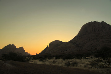 złoty zachód słońca za górami pontoku w namibii © KOLA  STUDIO