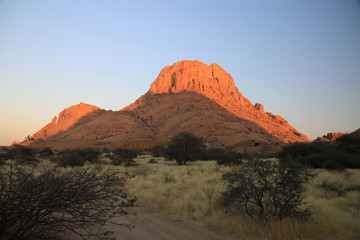 Fototapeta na wymiar najwyższy szczyt namibii spitzkoppe w górach pontoku o zachodzie słońca