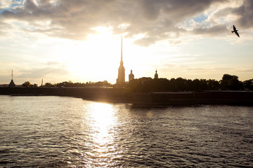 Naklejka premium sunset, sky, water, city, river, sun, skyline, landscape, clouds, lake, dusk, evening, sunrise, travel, sea, blue, russia, architecture, nature, orange, silhouette, cityscape, dawn, urban, toronto