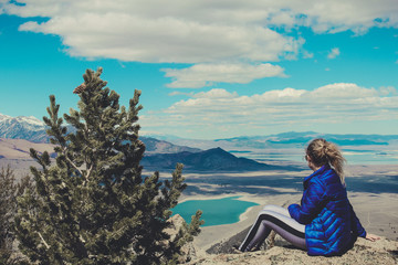 Fototapeta na wymiar woman sitting on top of mountain