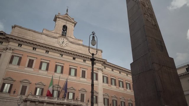 Roma, Italia, Palazzo Montecitorio, sede della Camera dei deputati della Repubblica Italiana e il Parlamento italiano. Facciata.