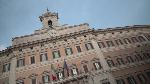 Roma, Italia, Palazzo Montecitorio, sede della Camera dei deputati della Repubblica Italiana e il Parlamento italiano. Facciata.