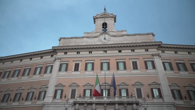 Roma, Italia, Palazzo Montecitorio, sede della Camera dei deputati della Repubblica Italiana e il Parlamento italiano. Facciata.