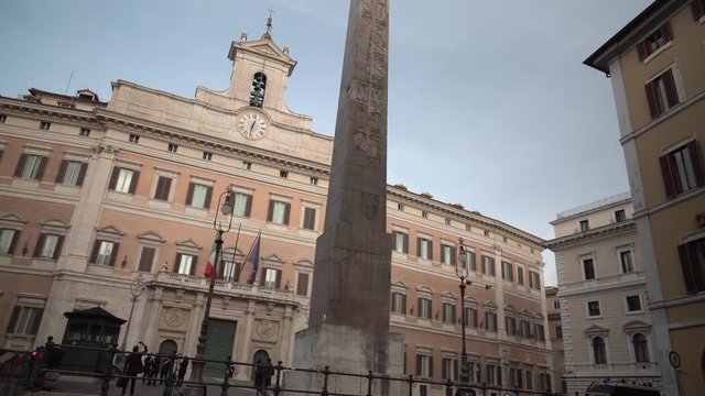 Roma, Italia, Palazzo Montecitorio, sede della Camera dei deputati della Repubblica Italiana e il Parlamento italiano. Facciata.