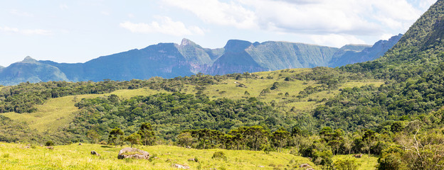 Paisagem de vale e montanha
