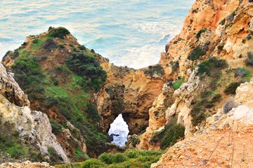 vista di Ponta da Piedade, uno spettacolare promontorio roccioso lungo la costa della città di Lagos nella regione portoghese dell'Algarve. 