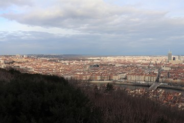 Fototapeta na wymiar La ville de Lyon vue depuis la colline de Fourvière - Ville de Lyon - Département du Rhône - France