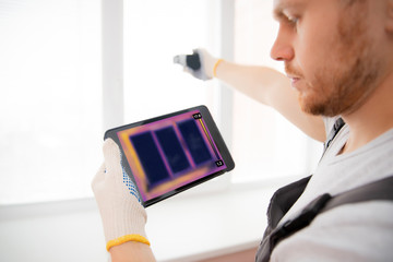 Master analysis thermal image of heat leak through upvc window