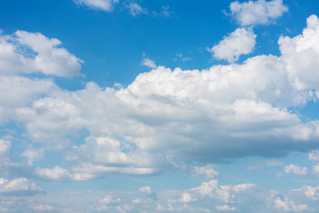 Fototapeta premium Blue sky with fluffy clouds, abstract background