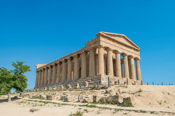 Obraz premium Temple of Concord in the Valley of the Temples of Agrigento, Sicily, Italy