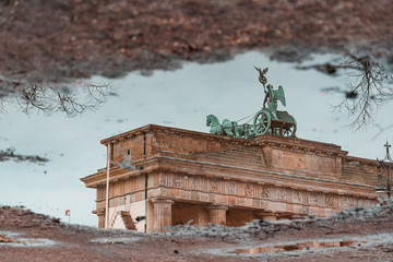 Brandenbruger Tor in einer Pfützenspiegelung © Joerg Farys