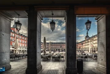 Zelfklevend Fotobehang Plaza Mayor gezien door de omliggende zuilengalerij © Gabriele Maltinti