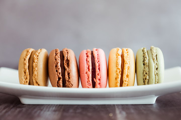 Assortiment de biscuits français macarons colorés