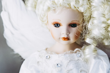 Visage d'une poupée de porcelaine angélique